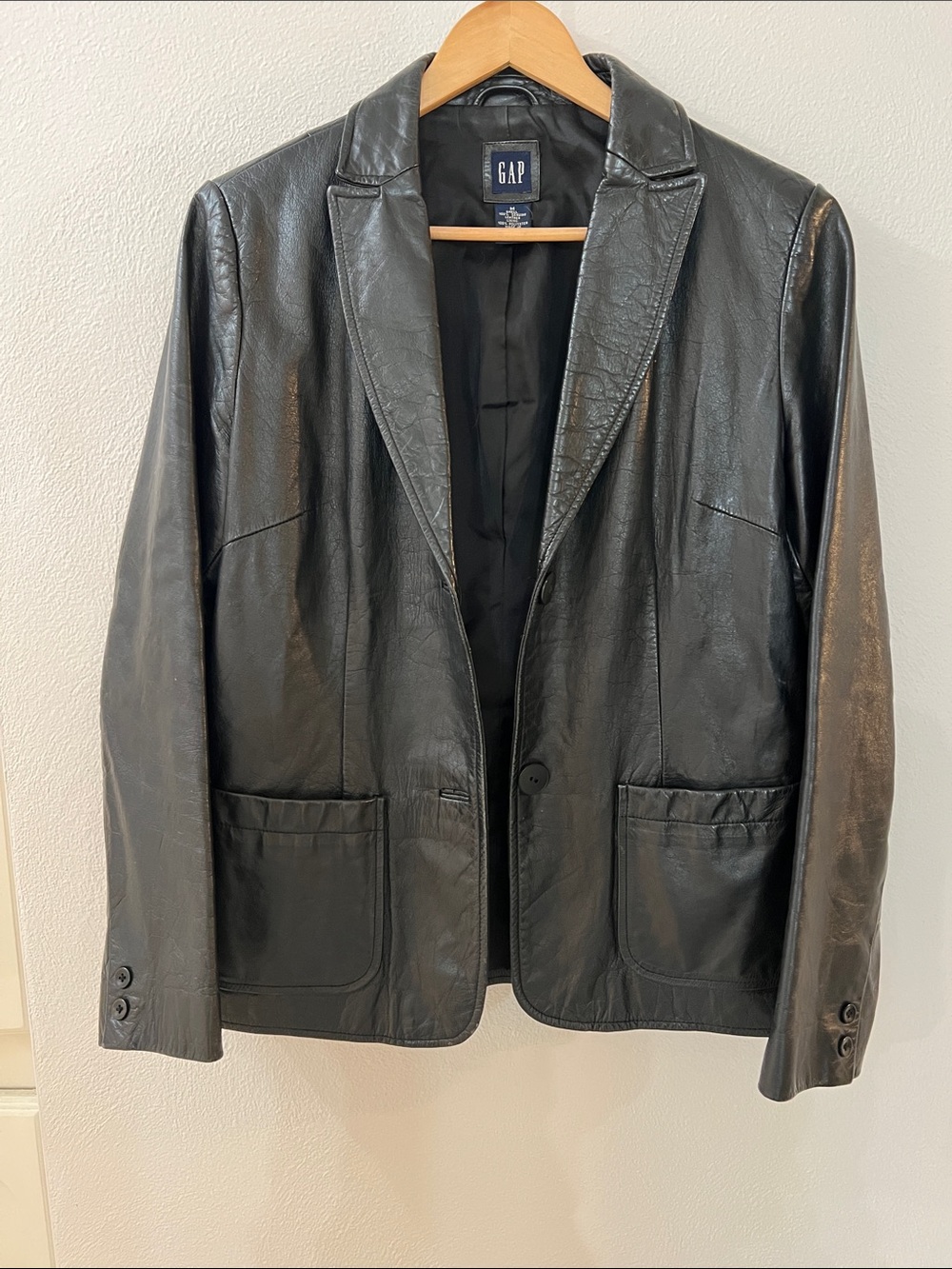 GAP Black 100% Leather 2 button Vintage Blazer Sz Med. lined beautiful quality